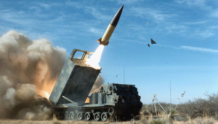 M270 MLRS lanseaza o racheta balistica tactica ATACMS