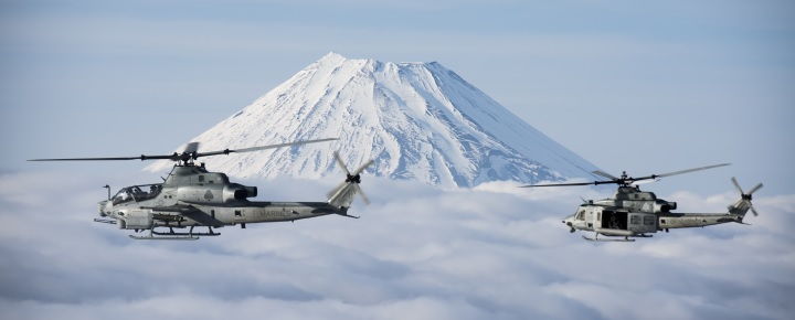 Elicoptere AH-1Z Viper si UH-1Y Venom zboara pe langa Muntele Fuji in Japonia