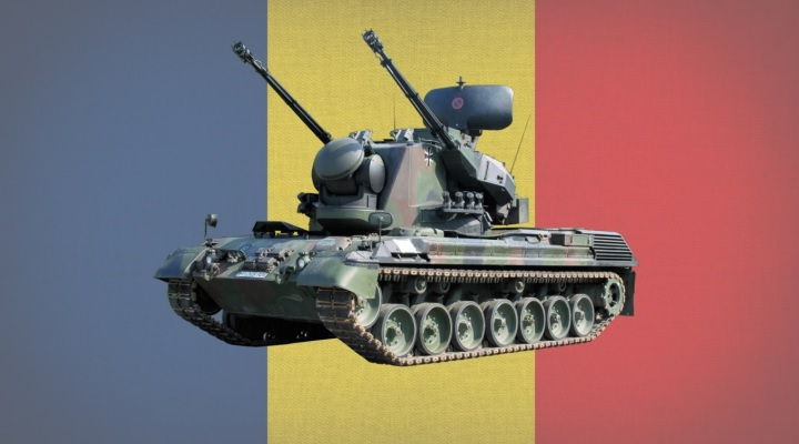 Tun anti-aerian autopropulsat Flakpanzer Gepard cu drapelul romaniei ca imagine de fundal