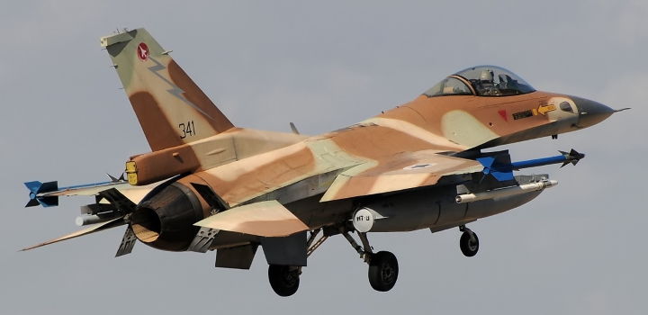 avion de lupta israelian f-16c barak in zbor