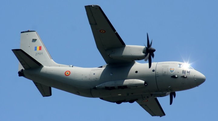 Avion de transport C-27J Spartan al Fortelor Aeriene Romane in zbor