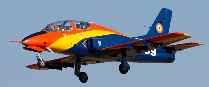 Avion avansat de antrenament romaneasc IAR 99 in zbor