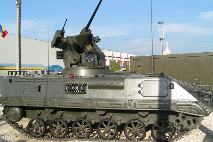 Transportor blindat pentru trupe pe senile MLVM la Expomil 2005