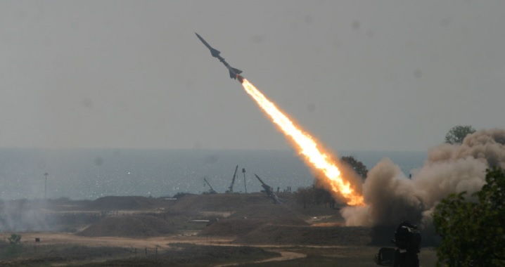 Lansare a unei rachete de catre un sistem sol-aer S-75 Volhov romanesc